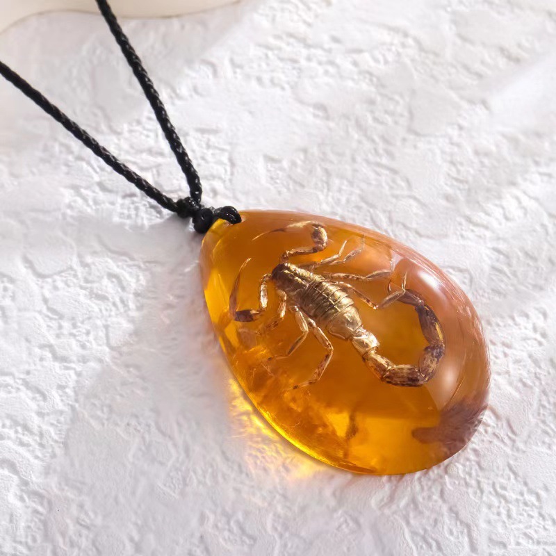 Retro Amber Pendant Necklace F - Resin Art Necklace recensie en prijs