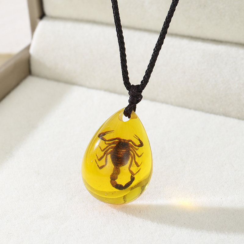 Retro Amber Pendant Necklace F - Resin Art Necklace recensie en prijs